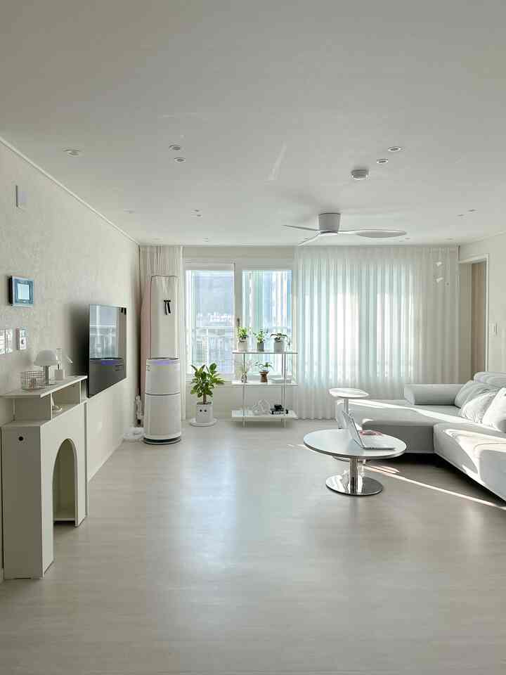 #リビングインテリア 


今日はチャレンジではありません
ただ私がアップロードしたいと思うリビングショット
窓辺の光合成ゾーンにかわいい緑が増えていますよ🤍
今回新しく変えた家具配置好きにすごいですね🫧



#ホワイトインテリア#リビングテーブル＃スペースフランテリア＃リビング必需品＃フランテリアデザイン＃インテリアプランテリア 