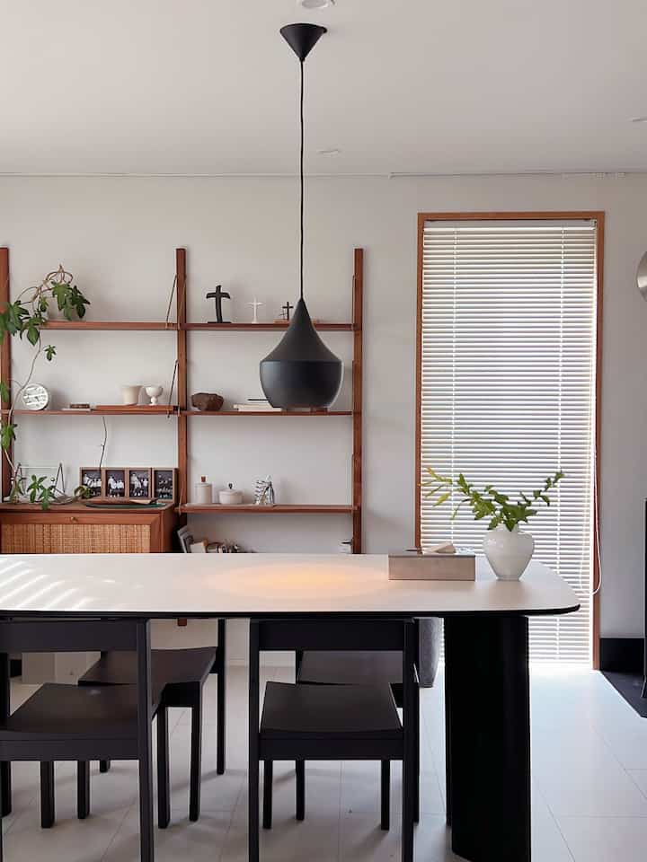 #広告

春になって変化を与えたかった
キッチンにシックなトムディクソンベストブラックカラー 
照明に変えてくれました。
インストール完了後何か…？不足して感じた
空間が満たされた印象的な感じ！
照明が与える存在感完全体感したんですよ～
 best照明はマットブラック仕上げと対比される暖かくてカッコいいゴールド色の内部が特徴の天井照明で熟練した職人が真鍮を手で直接hand spunして丁寧にいっぱい込んで製作した照明ですよ～

手作業で叩いた内面が光をやさしく反射して暖かい雰囲気を演出してくれるのに
私は光で暖炉で感じる暖かさが感じられました〜

ベストコレクションは伝統と現代デザインが調和しています。
空間に美的に芸術的な感覚と光の美しさで満たしてくれます。

#今日の家 #バイナリーショップ 
#トムディクソン #tomdixon
#照明おすすめ #照明インテリア
＃ペンダント照明＃パンダント照明
＃天井照明＃リビングライト 
＃輸入照明＃binaryshop