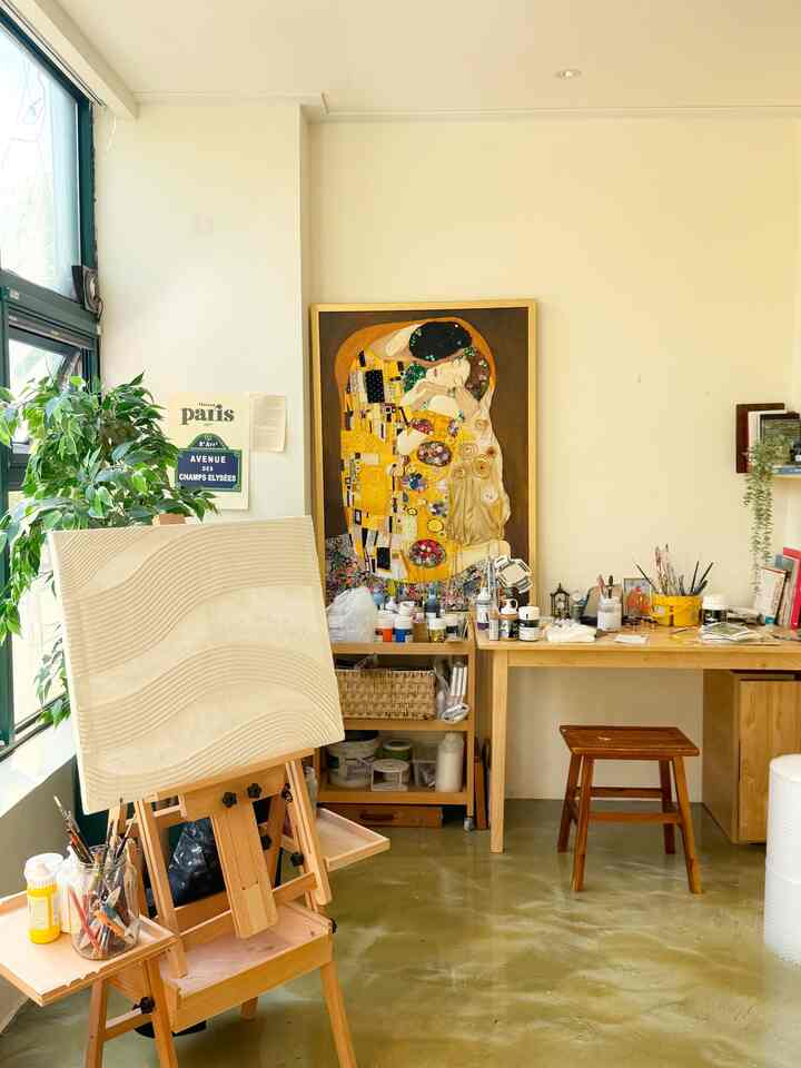 私の作業室にコーヒーゾーンが設置されました💛
もっと楽しく作業できる気分です:)
。
。
。

＃アートワークルーム＃原木インテリア＃原木家具＃アートワーク＃ワークルームインテリア＃原木インテリア＃インテリアアクセサリー＃アンティーク小道具＃壁飾り＃ポスターインテリア#textureart #テクスチャアート #テクスチャアートウォール #アンサンアート #textureartist #絵を描くママ