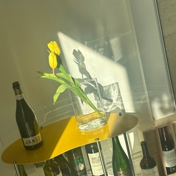 And another sunny mood here 💛 
Love yellow color table with yellow tulip ! 
#sidetable #coffeetable #color #colorpoint #yellow #alua #ikeavase #glassbase