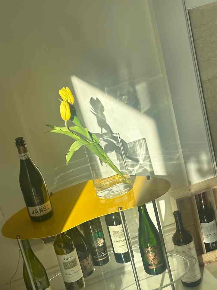 And another sunny mood here 💛 
Love yellow color table with yellow tulip ! 

#sidetable #coffeetable #color #colorpoint #yellow #alua #ikeavase #glassbase