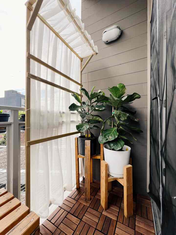 It’s almost warm enough for my plants to start going outside so here’s a photo of my DIY pergola from last summer, giving my fiddle leaf fig plants a much needed break from the south facing sun

#eclectic #outdoor #diy
