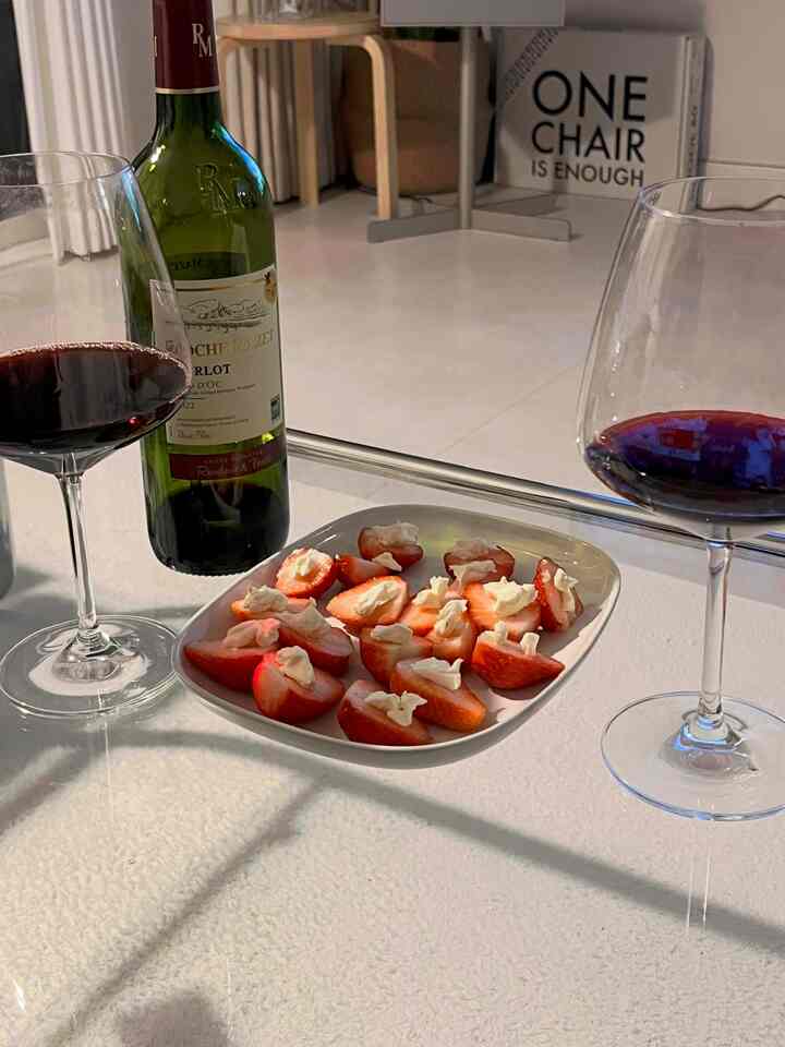 最近イチゴは甘いです🍓🤍🍷✨

#オーホームストア＃アレッシュ皿＃alessi＃今日の庭
