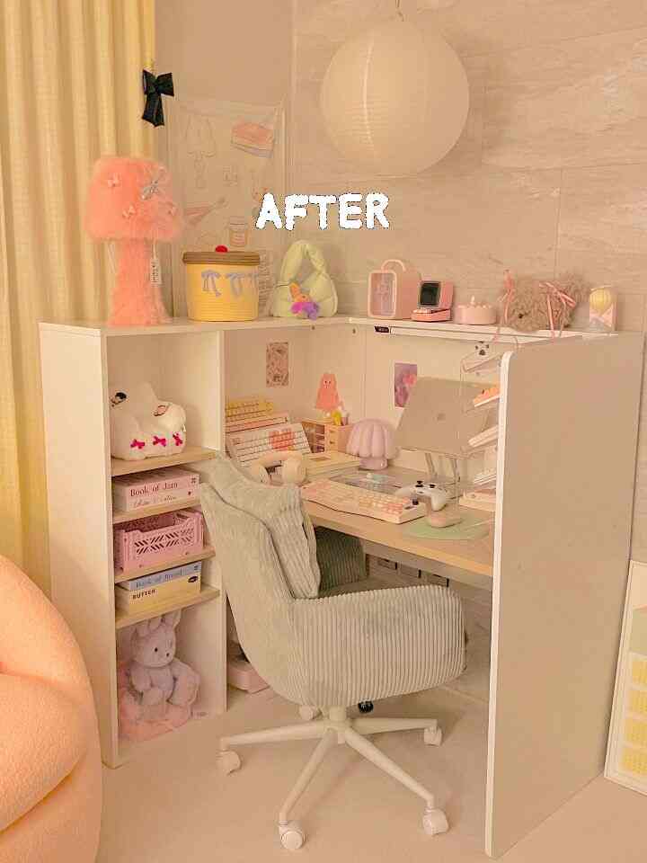 パステル調の一人暮らし用書斎、ホワイトのデスクとコーデュロイチェアが配置された雰囲気のあるデスクテリア