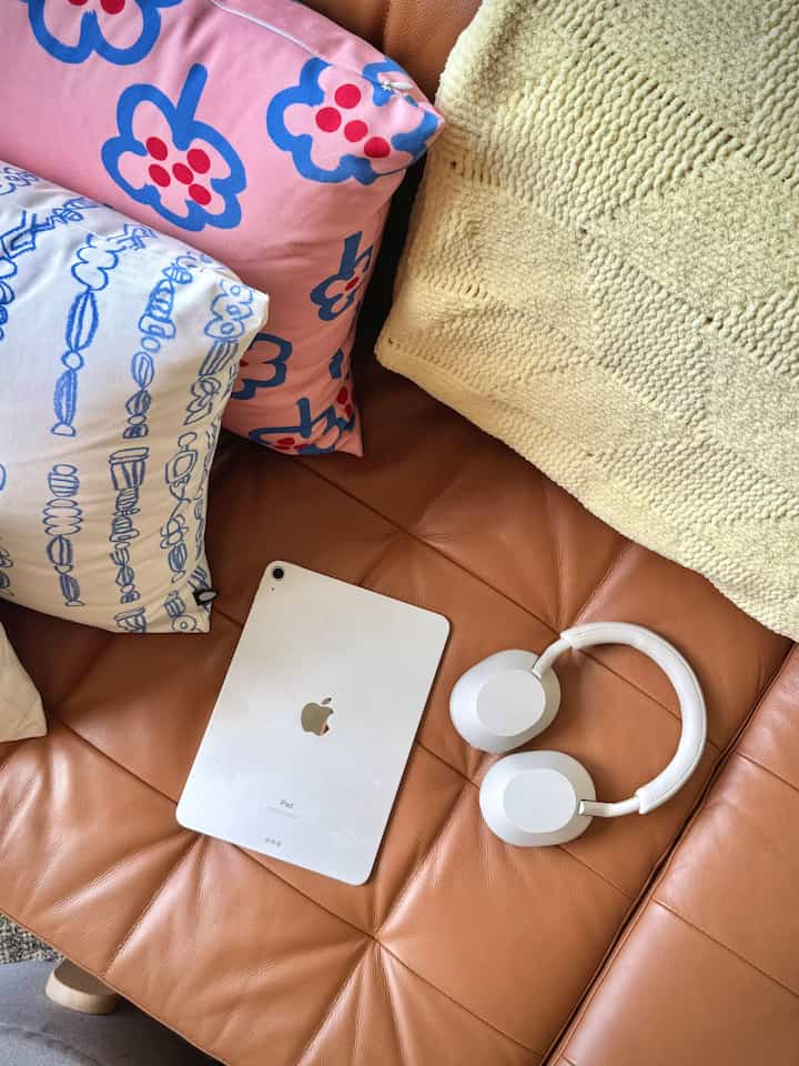 time to chill at home 🍯

#appple #ipad #sony #sofa #livingroom