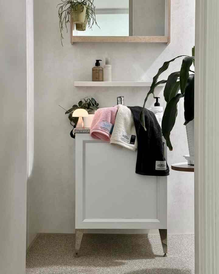 Aku..sekarang
Kamu tidak bisa menggunakan sembarang handuk..🤣

Bahan handuk hotel lembut dengan sentuhan warna 
Handuk Wajah Floppy Yang Menarik Hatiku🧖‍♀️
Handuk ini telah diperbarui bahkan dengan mempertimbangkan detail warna labelnya.
Sudah kubilang kamar mandinya dilengkapi dengan baik, kan?

Paket hadiah yang sempurna untuk diberikan sebagai hadiah ringan telah dirilis.
Ini merupakan ide hadiah yang hebat untuk pindah rumah, ulang tahun, dan sebagainya!
Anda dapat menggabungkan ketiga warna tersebut sesuai selera Anda. 
Ini lebih memuaskan🤍🖤🩷


#Rekomendasi hadiah yang tidak akan gagal #페이스타월 #호텔수건 #타월추천 #욕실인테리어 #건식욕실 #욕실꾸미기 #홈스타일링 #맞팔 #집플릭스 #오메이트 #복층집 #건식화장실 #건식세면대 #우리집포토존 #우리집인테리어기록 