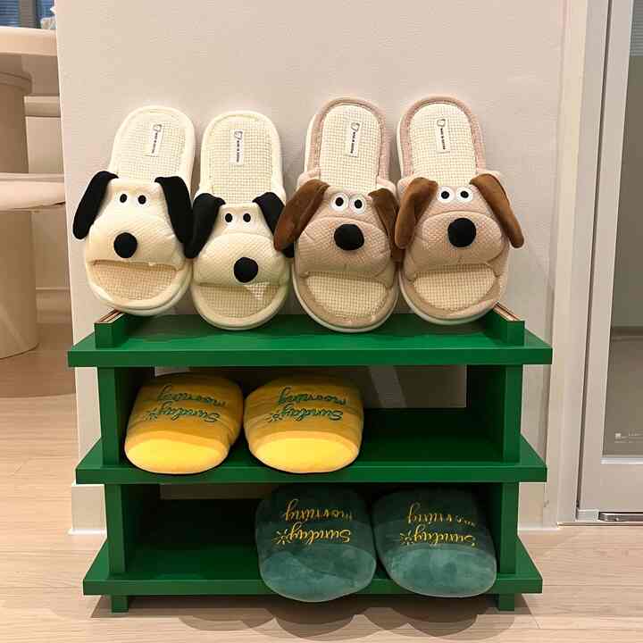 Indoor slippers I received as a housewarming gift!!
I use them so well❣️❣️

There are various designs, so you can choose according to your taste
And they are even practical!

You can choose the season, so you can give them as a gift all year round
And the price range seems reasonable👍

I also give them as gifts to people around me a lot.🎁🎁
When you are having trouble with gifts, I highly recommend slippers🎀
(You can even adjust the price with a set of 2 or a set of 4 ㅎㅎ)

#GiftRecommendationWithNeverFail #슬리퍼 #실내화 #슬리퍼거치대