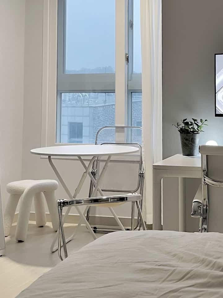 ゲストモード：オン/オフ

#studioapartment #smallspaceliving #apartmenttherapy #homedecor #interiordesign #minimalisthome #homeinspo #modernhome #원룸인테리어 #오늘의집