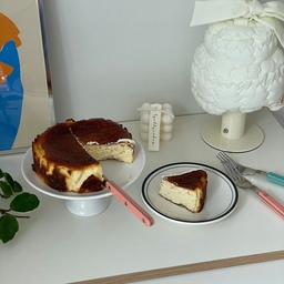 무조건 성공✨ 너무 간단한 바치케🍰 
오랜만에 베이킹 너무 재밌네요 ㅎㅎㅎㅎ 
벌써 두판 만들어 먹었어요😋
한판 굽고 소분해서 넣어두면 하나씩 꺼내먹기 너무좋아요🥰
#콘수프기록 #오홈스토랑 #바스크치즈케이크 #치즈케이크 #바치케 #디저트 #디저트만들기 #디저트천국 #맛있는순간포착 #케이크 #베이킹 #홈베이킹 #홈메이드 #핸드메이드 #에어프라이어 #에어프라이어요리 #에어프라이어베이킹 #맞팔 #취미 #취미일상 #메이트하우스 #파고들다 #보아르 #보아르에어프라이어