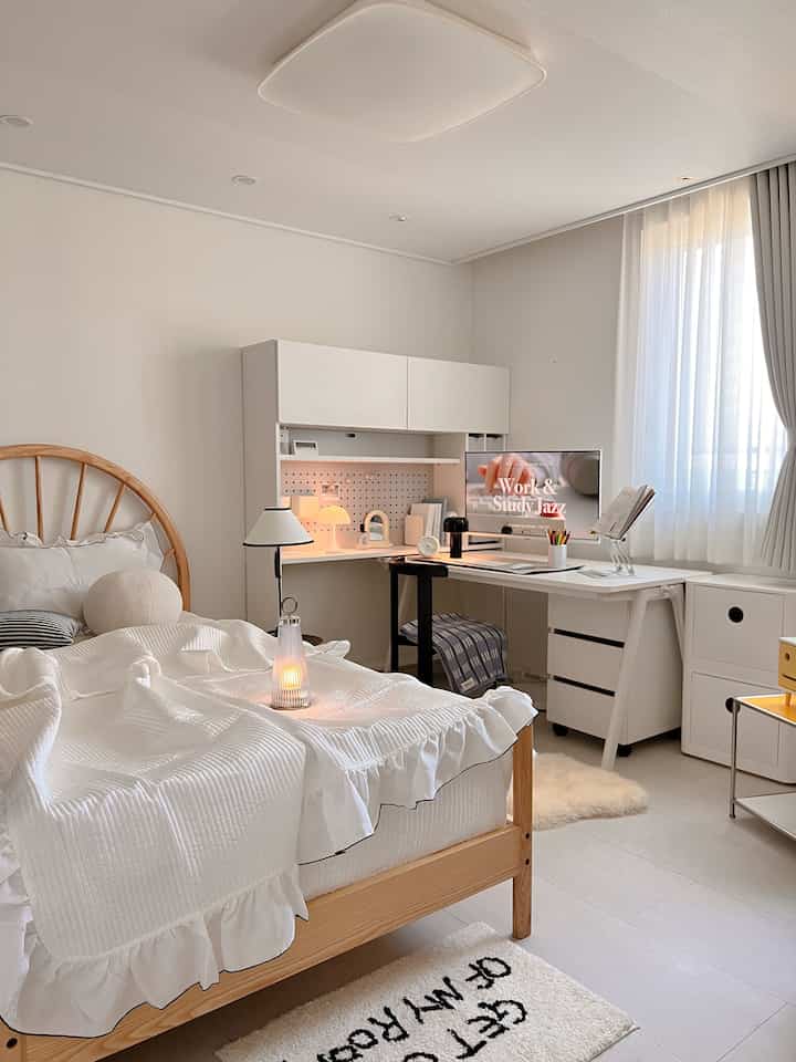 モノトーンと木目調が調和した子供部屋、机とシングルベッドが配置された落ち着いた学習空間