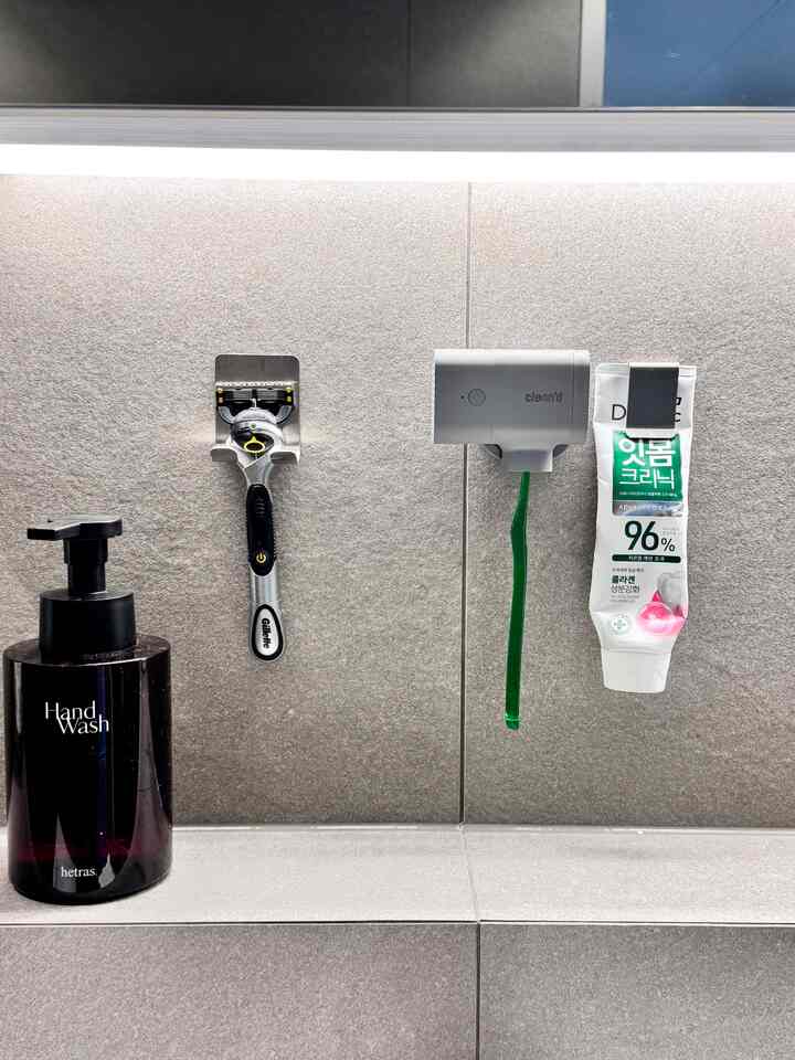 
ウェルカムミッションみなさん、どうしてこんなに難しいんですか🥲

前に投稿した写真ですが、ウェルカムミッションのためにもう一度アップロードします

クリンディとホームスタジオの歯ブラシのセットは本当に便利によく書いている製品です。

ハンドタオルはドアの隣にありますが、風通しが悪いのか  #클린디 #홈튜디오 #칫솔걸이 #치약걸이 #면도기걸이 #핸드타올 #twb #맞팔 #맞팔환영