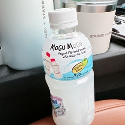 #내돈내산 #콘수프기록 #연휴일상 #모구모구 #스타벅스텀블러 #스탠리텀블러 #맞팔
어버이날 어린이날 스승의날 석가탄신일 기념일 행사가 많은 5월이 시작됐네요😄
5월 시작 연휴 여행 다녀와서 오집 열심히 할게요!! 🤭
장거리 가는 차에서 커피 필수 ☕️
아이는 본인만 마실게 없다하니 모구모구 필수😄
모구모구는 알갱이가 있는 음료라 어릴적 코코팜먹던 그런 느낌인지 아이가 좋아해요 ㅎㅎㅎ