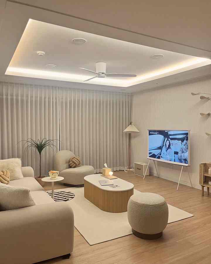 I feel so relieved after doing a thorough cleaning 🧹✨
Break time watching piled up OTT 🤎

#Today's home #콘수프기록 #거실 #거실인테리어
#Serif TV #더세리프 #삼성티비 #거실카페트
#Living room styling #거실소파 #거실카페트 #소파쿠션
#Pleated lighting #우드인테리어 #1인소파 #우드조명
#Marshall Woburn #잭슨카멜레온 #사이드테이블 #조화나무
#Living room styling #우드스타일링 #신혼집꾸미기