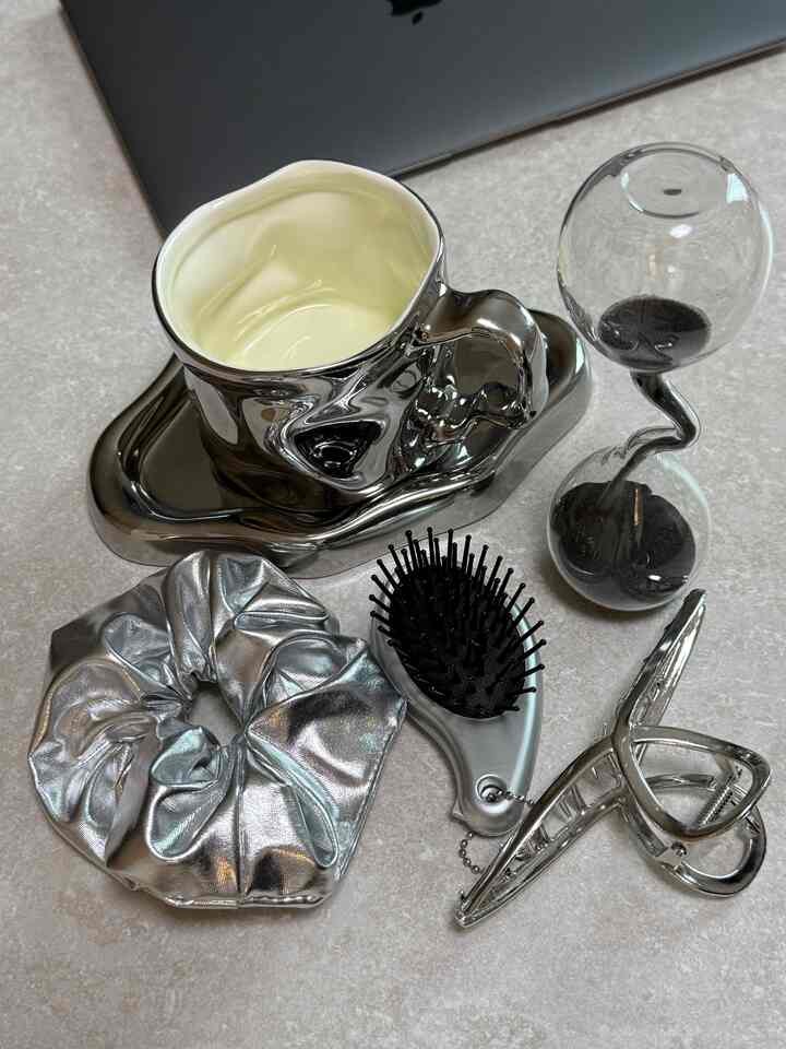 #失敗のない贈り物

テムカン!!! 🩶🩶

プレゼントに良いシルバーの小道具をいくつかお勧め！

シルバートレイにマグカップを載せて、 
ミラーブラシとカールバンド、人差し指、砂時計まで
一つ一つがトーン統一されていてあまりにもきれいではありませんか？

ただ置くだけでもインテリアになる感じだ 
ずっと目がつきますㅎㅎ

もし家が贈り物や軽い贈り物を悩んでいるなら、
あなたのシルバーのリストに少し入れてください☺

＃シルバー小道具＃インテリアアクセサリー＃感性小道具＃シルバートレイ＃シルバーマグカップ＃シルバーバンド＃ミラーブラシ＃ヘアピンピン＃砂時計＃シルバーインテリア＃テーブルスタイリング