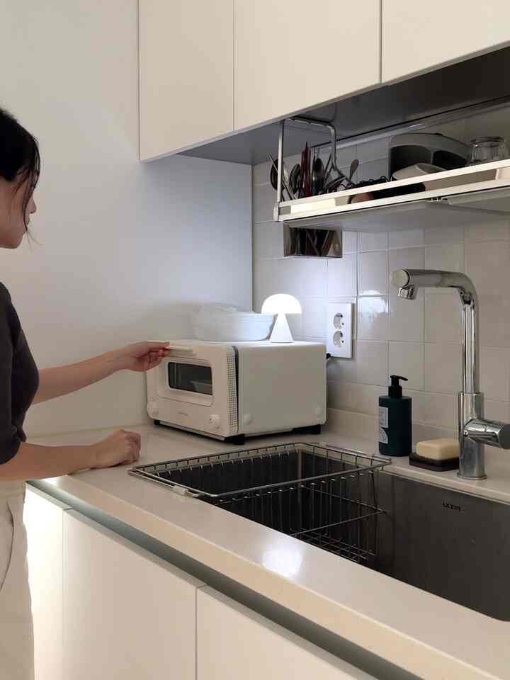 小さな日付キッチンですがそれなりに私の＃ロマンチックなキッチン

できるだけものを内側に収納し、流し台の上はすっきり整理しようとしています。 

最初は付着式食器乾燥台もなかったけど..赤ちゃんが生まれた後には仕方ないんですよね？  それでも一生懸命入って整理したところ、今は収納が広がるまでします。調理するときはちょっと窮屈ですが。 😅

＃小さな家＃小さな家のインテリア＃11坪＃11平のインテリア＃15坪＃15平のインテリア＃家の装飾＃インテリアデザイン＃キッチンインテリア＃キッチン＃小さなキッチン＃上部長＃下部長＃キッチン収納＃キッチン収納棚＃キッチンスーツ＃キッチンスタジオ＃収納＃収納＃キッチンスター＃ミニマルキッチン＃ミニマルキッチンインテリア＃コンスープ記録