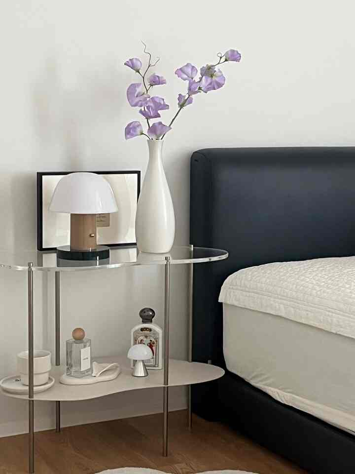 White and black toned bedroom featuring ALUA nightstand and table lamps, with a simple and natural atmosphere