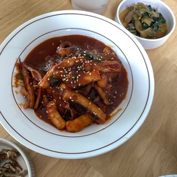 #오홈스토랑 4 #콘수프기록 
맵찔이라 순한 맛으로 구입했는데 
콩나물 넣고 참기름 넣어 비벼 먹으니 맛있네요 
손질필요 없이 간편해서 한번씩 해먹기 좋은 것 같아요 😋
#간편식 #팔당오징어 #오징어볶음 
#휴일일상 #구축인테리어 #맞팔