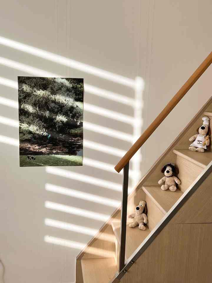 Tiga gromit di tangga rumahku 〰°•
Suatu tempat yang lebih saya sukai ketika matahari bersinar 
Bahkan Monstera yang baru saja saya tanam 


#interior dupleks #복층오피스텔 #복층 #복층원룸 #복층계단 #복층꾸미기 #계단인테리어 #그로밋 #그로밋인형 #인테리어 #집꾸미기 #원룸 #원룸인테리어 #포스터 #포스터추천 #포스터샵 #오늘의우리집 #우리집인테리어기록 