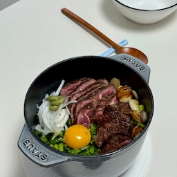 어린이날 점심은 꼬꼬떼 스테이크 솥밥👩‍🍳
집들이 선물로 스타우브 꼬꼬떼를 받아서
솥밥 레시피만 주구장창 보다가 드디어 만들어 먹었어요!
처음 해봐서 불조절 실패로 밥 눌러붙어 망했나? 싶었는데
살살 긁으면 떨어지는 맛있는 누룽지가 되어 맛있었어요
남편이랑 너무 맛있게 먹어서 식당차리는 상상까지 다녀왔숩니다😋
#스테이크솥밥레시피
1️⃣쌀을 씻어 30분간 불려놓기
2️⃣스테이크용 소고기는 올리브유와 소금 후추 뿌려 대기
3️⃣꼬꼬떼에 올리브유 두르고 버터 두 숟갈 녹여주기
4️⃣편마늘을 볶다가 팬에 옮겨 튀기듯 굽기 
5️⃣꼬꼬떼 마늘볶은 버터 기름에 불려놓은 쌀 투하
6️⃣쌀 코팅해주듯 볶다가 쌀만큼 물 붓고 쯔유 1.5스푼
     (저는 쯔유 안넣고 샤브샤브용 맛내기육수 넣었어요)
7️⃣중불로 휘휘 저어주다가 물이 증발해 바닥 물이 사라지면 약불로 줄이고 10분간 뜸들이기
8️⃣마늘 옮겨두고 팬에 스테이크 굽기
9️⃣스테이크 래스팅해두었다가 적당히 썰어두기
🔟꼬꼬떼 불 끄고 10분 더 뜸들이기
▶️잘 익은 밥 위에 송송썰은 쪽파(저는 실파 썼어요) 한가득 덮어주고 구운 마늘+스테이크+와사비+계란 노른자 올리기
(찬물에 담가둔 양파가 있어서 같이 비벼 먹었어요)
#솥밥 #솥밥레시피 #솥밥요리 #솥밥냄비 #솥밥만들기 #꼬꼬떼 #스타우브 #스타우브꼬꼬떼 #스타우브솥밥 #꼬꼬떼솥밥 #스테이크솥밥 #소고기요리 #오홈스토랑 #레시피 #집들이선물 #콘수프기록 
