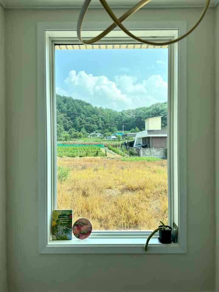 四季一年を通して美しい風景が見える我が家🏡

春には桜の木が見えます。
夏には夕焼けが素敵です。
秋には紅葉で染まった素敵な山が見えます。
冬には目視できる我が家！


But,,一人で管理できないのでパパチャンス書いて,,
今日は休みの日ですが、一人で半日間、雑草を抜きました🥹



＃ビューの良い私たちの家＃ビューレストラン＃ウィンドウ＃ウィンドウインテリア＃ウィンドウインテリア＃住宅インテリア＃住宅肉＃住宅＃単独住宅インテリア＃ソロハウス＃庭＃庭の家＃庭の装飾＃庭のインテリア