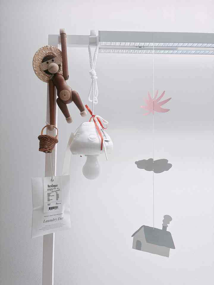 レスティンガーサシェ香りはすっきり感性的なレシートデザインが目立ったんですが、ミニマリストでシンプルなデザインのおかげでどんな空間に置いても自然に調和し、インテリア小物でも遜色がありませんでした。 

レシートのように見える部分は高級感漂うファブリックラベルで製作されており、香りだけでなく視覚的な楽しさまで加えてください。

香はランダリーデー、ジャスミンガーデンの2つの中から選ぶことができ、私はランダリーデーを選択しました。

布団やワードローブの扉に掛けておけば、香りが過ぎず自然に染み込んで、狭い空間で長く穏やかに香りを楽しむことができますよ。

何よりもパッケージデザインが感覚的で実用性と感性の両方を備えたギフト用の香りとしても本当におすすめしたいです:) 🫧

＃広告＃レスティンガー＃サシェ＃シャシェ＃シャシェ香り＃クローゼット香り＃靴脱臭剤＃車両用香り