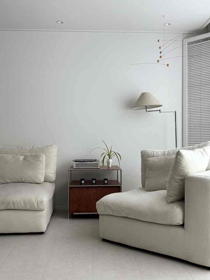 #きれいなテム 
ほのかな自然なウッドテクスチャの魅力とは、, 🤎🩶 #イベント当選

バミール新製品名コメントイベントに当選しました🙈！クラシックなムードのウッド製品だと思うやいなや「クラシックウッディスライディングマガジンラック」が浮かび上がったのに当選したんですね、、♥ 

どんな製品を置いてもヴィンテージの木目とシルバーの組み合わせのおかげで高級に演出されました。

どんな場所に一番きれいに見えたかった最近、あちこちに配置してみているんですよ😌🤎 

＃バミール＃vamir__＃ウッドマガジンラック＃ビンテージインテリア＃ヴィンテージインテリア＃原木インテリア＃ウッドシェルフ＃シェルフインテリア＃シェルフ＃シェルフおすすめ＃30ピエロインテリア＃30ピエロリビングルームインテリア＃30ピエロアパートメントインテリア＃30ピエロアパート＃30ピエロリビングルーム＃30ピエロリモデリング 