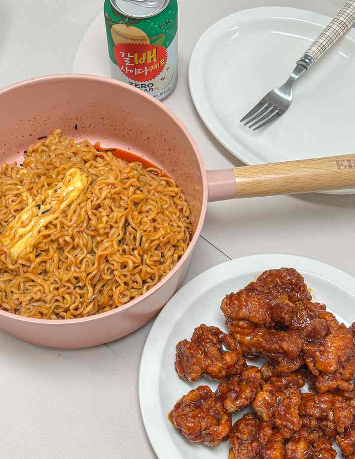 昨日は一緒に食べた夜食🍜🍗🥤

一緒に美味しいものもたくさん食べて、
夜明けまでこんなに話して眠るのが
幸せな新婚生活🤍

＃オーホームストア＃コンスープ記録⓷
＃夜食＃ボウル＃皿＃ポット＃フォーク＃テーブルマット 