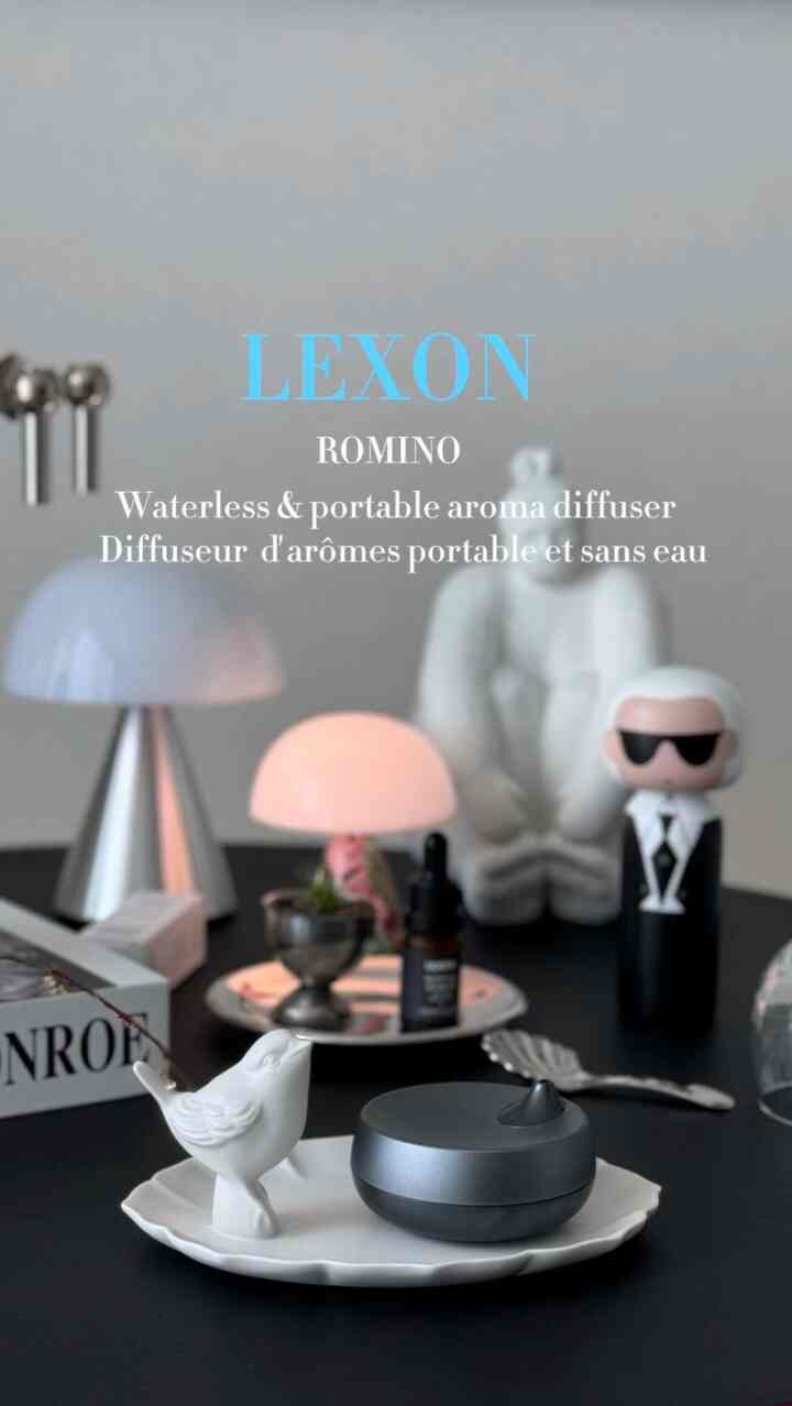#향기가득향테리어

レクソン×テイラーセント 

フランスブランドレクソンのドライデジタルディフューザーロミノと
プレミアム香専門ブランドのテイラーセンツの出会い

水不要のドライディフューザー
軽くて持ち運びが良すぎるポータブルディフューザー🩶
エコサート認証完了、フランス産100％自然由来
テイラーセントのハーブエッセンシャルオイル3〜4滴
シーダーウッドオイルとパチョリの調和のとれた香り 
心身を安定させてストレス解消を助けてください😌😌 

デザインもシンプルで可愛すぎるウォーターレス電動ディフューザー！
どの空間に置いてもよく合います。 
刺激的ではなく、ほのかな香りが空間に広がるか香りのよい日常可能🫶

すでに市中に多くのディフューザー製品がありますが、 
複数のものを購入して家とオフィスを別々に置くのですか？ 
ロミノ一つでスマートに癒しましょう🫶

Cタイプの充電で持続時間8時間！ 
2時間後に自動消灯までワンペットケーキスマートです👍

こんにちは  #lexon #lexonromino  #전동디퓨저  #향테리어 #인테리어 #diffuser #향기템 #향테라피 #선물추천 #콘수프기록
