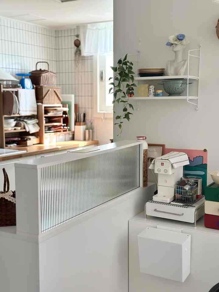 Did you have a good long holiday? I also feel like I've been through all the ups and downs and can feel it from the morning, this alone time💚
It's so sweet. Cleaning is also fun^^🪴
A quick shot after cleaning up. It's the same kitchen every day, but today, for some reason, I'm happy. Haha:) 

#Space separation interior #매일사는즐거움 #주방가림막 #홈바인테리어 #주방꾸미기 #홈바꾸미기 #오브제컬렉션 #오브제소품 #햇볕 #아침루틴 #조화인테리어 #벽선반꾸미기 #소프시스벽선반 #라탄바구니화분 #라탄