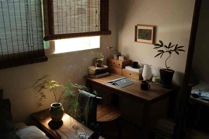 部屋にとどまり、自然にカメラを聴く瞬間があります。インセンスの上に火を上げて二歩退いて視野の中に部屋を入れる瞬間や、ガス火を下げて部屋に戻って門を回した瞬間。本を読む  #tudes #원목 #원목가구 #원목인테리어 #원목테이블 #젠스타일 