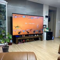 #오늘의우리집 #콘수프기록 #맞팔 #이웃집토로로 #영화감상 #애니감상 #캠핑테이블 #푸우돗자리
오늘의 우리집 5
오늘 쉬는 날이라 오늘 새벽이죠^^ 1시 넘어서 이웃집 토토로 봤어요~ 네이버멤버십에 넷플릭스 기본 선택 해놓고는 한번도 연결해서 안봤는데 신병있나 보려고 연결한 김에 ㅋㅋ 
토토로 오랜만에 다시 봤는데 재밌네요~ 토토로가 넘 조금 나와요~ 큰 티비로 보니 넘 좋고 저 먹방 장면 도 넘 좋아요~
올만에 애니감상하는 우리집입니다~ 
예스24에서 사은품 푸우 돗자리 있어서 골랐는데 
원래 이번 여행때 쓰려고 가져갔다가 펴지도 못하고 가지고 왔는데 아빠한테 놀림 당할뻔이요 🙈😱😱😱
왜이케 작나요~ ㅋㅋㅋㅋㅋ 그래도 이쁘죵~ 
당분간 넌 다시 캠핑 테이블이랑 주방에 있어랏