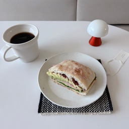 오늘아침은 하나남은 치아바타에 
과숙된 아보카도+시들해지려는 루꼴라+하나남은 잠봉 넣어서 아보카도샌드위치 만들었어요. 
아침먹고 장보러 갑니다! 
#오홈스토랑 2 #콘수프기록 
_
#onmytable #tablesetting #아침 #아침메뉴 #홈브런치 #브런치 #브런치접시 #너븐재 #너븐재머그  #그릇추천  #요리 #홈스타그램  #테이블셋팅 #인테리어소품 #테이블웨어 #도자기그릇  #샐러드그릇 #커트러리 #그릇쇼핑 #그릇추천 #그릇수집 #너븐재 