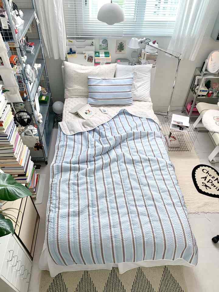 #예쁜템최고야 #콘수프기록
My favorite blue summer bedding💙
Now it's the season when you can cover yourself with a summer blanket and it's not cold✨

#Bedroom interior #침실꾸미기 #작은방인테리어 #작은방꾸미기 #작은방 #3평방꾸미기 #3평방인테리어 #3평방구조 #선반인테리어 #쇠테리어 #컬러인테리어 #여름이불 #여름준비템 #시어서커이불 #스트라이프침구 

