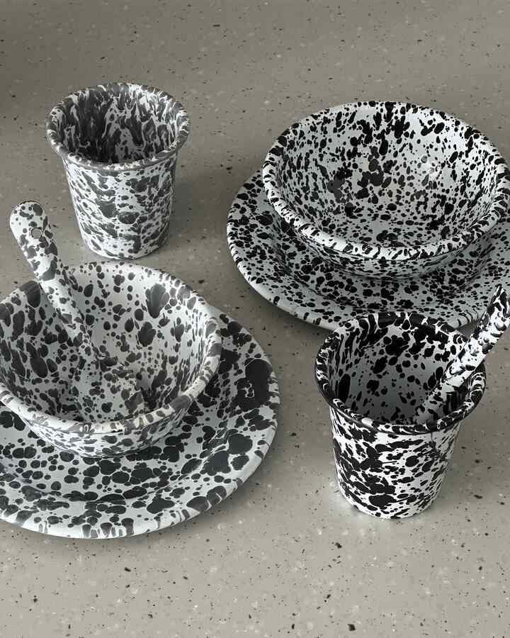 黒白の斑点模様が特徴的なボウルと皿が並ぶキッチン用品のセット。