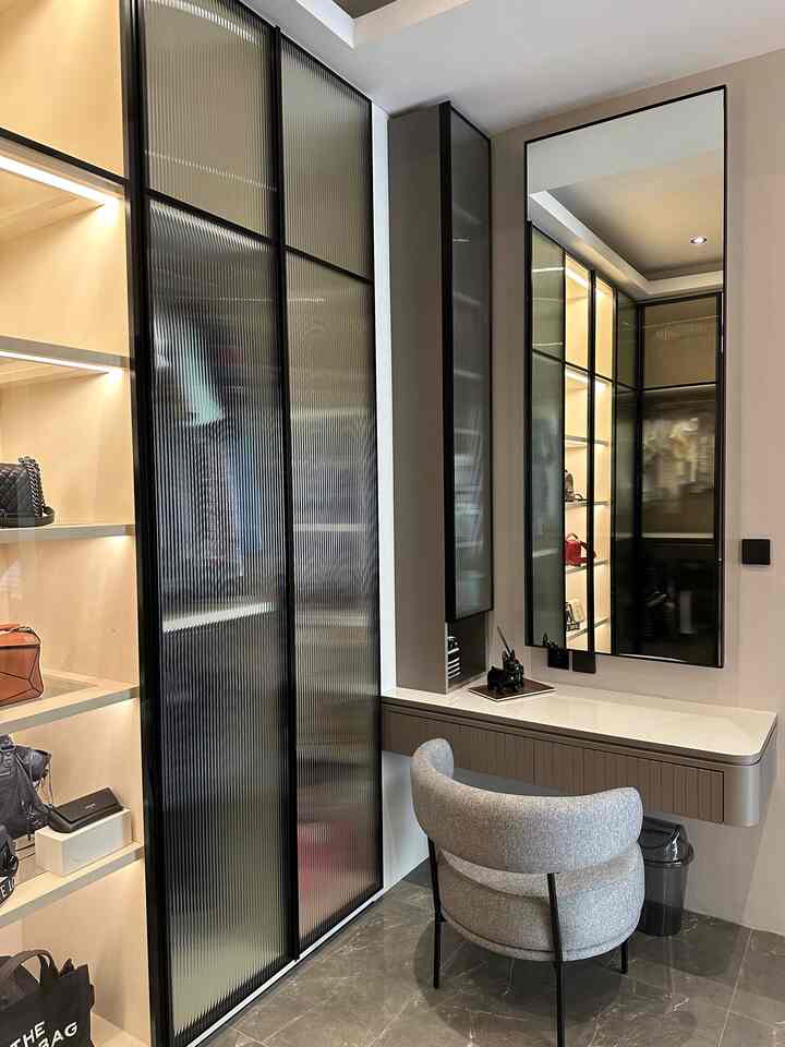 Hai tetangga, hari ini bolu mau share walk in closet di rumah bolu. 
Untuk pemilihan daun pintu, bolu mengkombinasikan 3 jenis yaitu moru glass, kaca & cermin. Dengan konsep ruangan yang tetap minimalis dan kombinasi warna abu-abu, putih & hitam.

#walkincloset #storage #closet #lemaripakaian #inspirasirumah #rumah