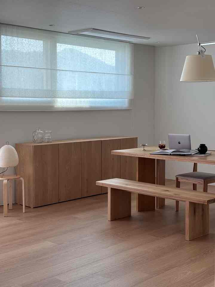 ちょっとした山と空間が合う午後ネシのダイニングルーム🗻🕓
静かで落ち着いたこの時間、この空間を本当に愛しています:) 

＃ミニマル大マキシマル＃ダイニング＃ダイニングルーム＃ダイニングルームインテリア＃ダイニングテーブル＃原木ダイニングテーブル＃コーエン＃イサムノグチ＃アカリ＃照明＃ウッドインテリア＃ミニマリストモアラ＃ミニマルインテリア＃ブラインド