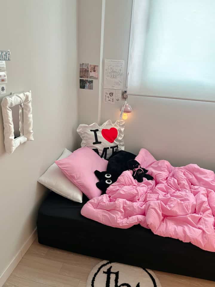 ついに到着した布団とマットレスカバー。 。 ♡
夏だから涼しい色に挑戦したいと思いました。
ピンクの欲はできませんでした🥲 
こんなにクールトンピンクは初めて買ってるのにとても綺麗だと思います！

＃おやつ＃ピンク布団＃寝具おすすめ＃今日の家のスタイル
＃布団インテリア 