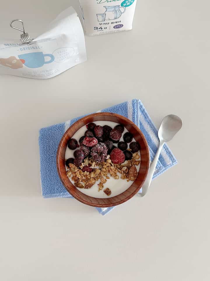 #오늘장면한컷
My day started with yogurt🥣
There was a moment when I felt that laziness was useful.
Because the avocado seeds that I soaked in water around Lunar New Year have finally sprouted. I was going to throw it away because it didn't respond even after a few months, 
I put it in the cupboard and kept putting it off, and eventually⋰˚☆
Let's move it to a flower pot when it grows a little more🥑🥑🥑

#Foodworm #아보카도 #아보카도키우기 #아보카도씨앗 #초보식집사 #식물일기 #씨앗의발견 #씨앗키우기 #요거트볼 #요거트 #블루베리요거트 #간단한아침 #간단한끼 #그릭요거트 #요거트스푼 #우드보울