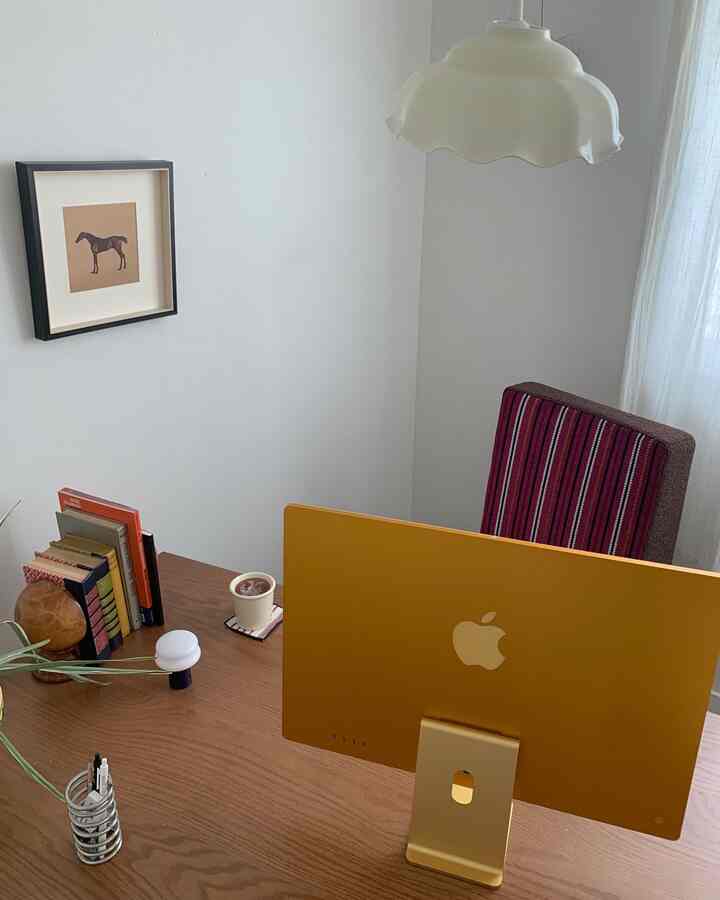 白と茶色のトーンのホームオフィス空間、木製のデスクとAppleのiMacが配置された整った在宅勤務環境