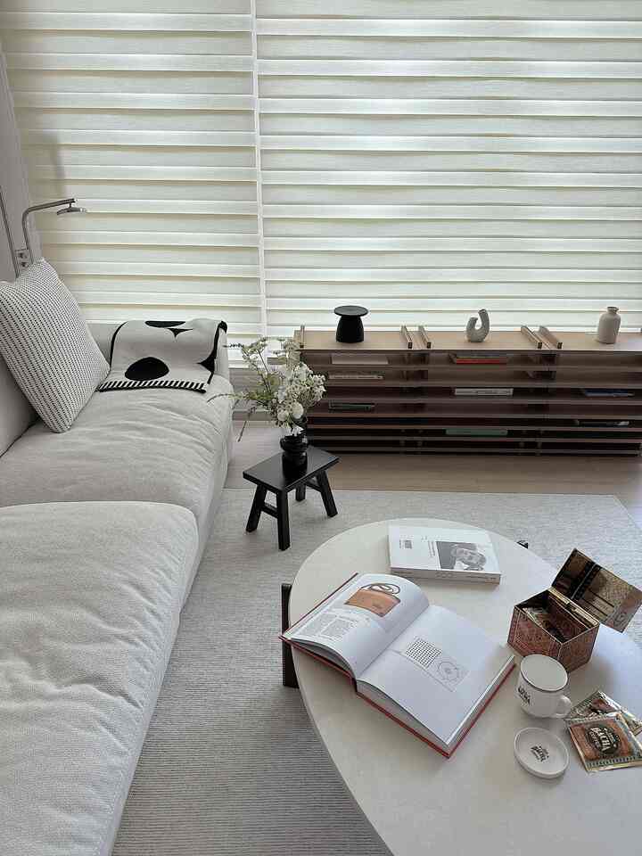 #오늘장면한컷

After the holiday, my house was a mess,
So I spent a day cleaning it up and took a picture of today😊

When I look at pretty house photos,

It's hard to find a house with blinds like this,
But I'm trying to live without changing them to curtains.

With my own warm tone,
I'll pick out some pretty house photos 〰️😁

#Livingroom blinds #베이지블라인드 #블라인드인테리어

#Livingroom interior #30평인테리어