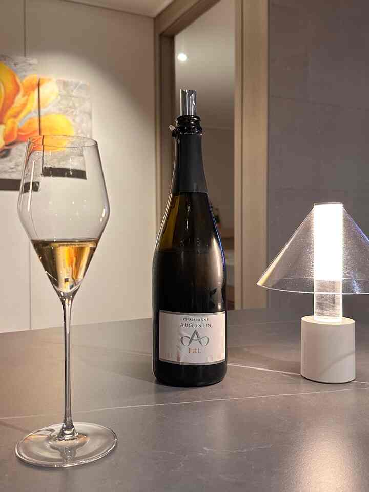 I got new lamp from my Korean freinds ! It is from Starbucks ✨
It's incredibly high quality ☺️

#starbucks #homebar #glass #riedel #Champagneglass
