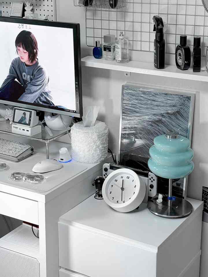 #失敗のないプレゼント 

製品提供 / MODERN HOUSE

私がゴミ箱ほどあちこちに置くのが時計ですが、
フォンをいつも手に持って通っているのに変に時計は必ず見えるのになければなりません。
いつでも頭を回せば時間を知ることができなければならないか… 🤔

モダンハウスのバブル時計はそうして新しく聴いた時計なのに、思ったよりも大きくて涼しく見ることができるという点が一番良かったです。きれいでスッキリとしたデザインでどこに置いてもよく合う点も良かったですよね！ 2way方式なので卓上でも壁掛けでも利用が可能で、低騒音ムーブメントを使って騒音も最小化した点がこの時計のポイントですよ🎧

🛒バブル2wayウォッチ/モダンハウス/ 19,900ウォン

＃モダンな私たちの家＃モダンな日常＃新しさが始まる家 
#MODERNHOUSE #モダンハウス #時計
＃ミッドパール＃メイドウェルカム 