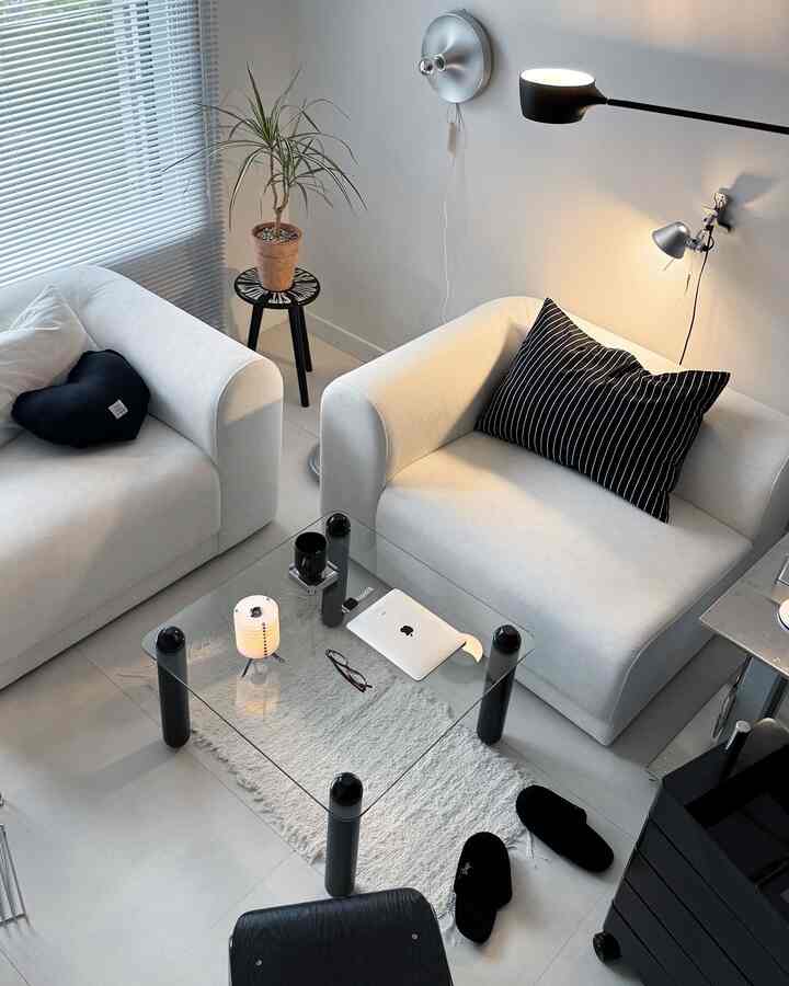 #오늘의우리집 #콘수프기록 5-2


連休start - ！連休ですが、私にとってはいつものような日々🕊️
私のように特別なことのない日常を過ごしている人はいますかㅎㅎ

オールデイズの新製品を受け取り、今日もリビングを変えて、副作の副作！透明なガラスとブラック原木の足がポイントなテーブルですよ！組み立ても簡単でリビングポイントでとても綺麗なテーブル。

おめでとうございます  #유리테이블 #거실인테리어 #모던인테리어 #블랙앤화이트 #modernhomes #interiordecor #homestyle #탄귀조명 #아르떼미데   #포르투갈러그 #블랙인테리어 