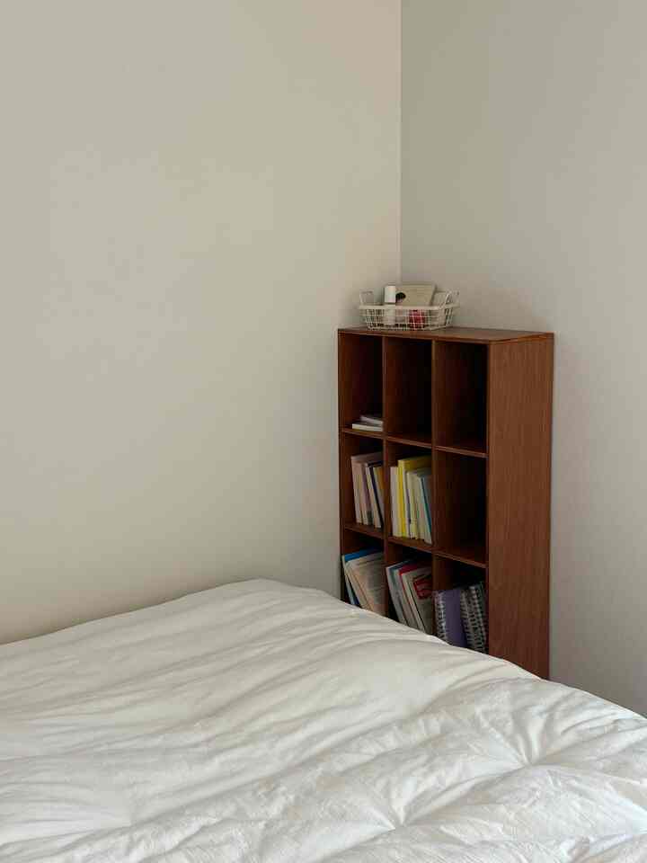 Our bedroom filled with only the essential furniture☁️

It may seem like something is missing, but it's neat and warm
I love this bedroom so much •• 🫧

#Minimal vs Maximal #오그레 #우드인테리어 #침실인테리어 #미니멀라이프