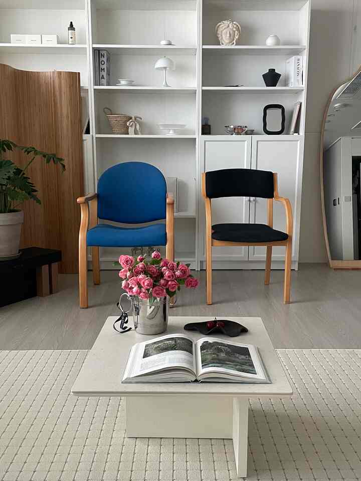 ＃花のある家＃コンスープ記録＃カラーインテリア 
週末＃ビンテージショップに行き、アップしたヴィンテージチェア 
花のあるリビングルーム記録！ Instagramで保存されたたくさんの投稿ですが、来ています🫶🏻＃ルームディバイダーを置くと、ショールームのような効果もあり、リゾート地のようです。 
隠したい空間にたっぷり置いてもとても良いルームディバイダーです！そして市場で一段9千ウォンのバラもとても愛します🩵🩶
＃ビンテージチェア＃ビンテージインテリア＃インテリアチェア
＃ブルーチェア＃ブラックチェア＃カラースタイリング＃リビングスタイル
＃セラミックテーブル＃リビングテーブル＃ソファテーブル
＃ロフトマンション＃トゥーン＃紙家具＃植物棚＃植物インテリア＃blackinterior＃livingroom＃livingroominterior＃livingroomdecor 