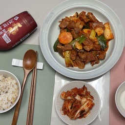 #주말에제일바빠 #오홈스토랑 #복분자 #남편 #술상 
#펩시 #제로콜라 #콘수프 #콘수프기록 #콘수프챌린지 
어제 늦게온 남편이 한잔하고싶다며 안주해줄수 있냐해서 급하게 목살과 버섯 대파 잔뜩넣어 대파제육해줬다
비바람도 많이불고 오늘날씨는 좀 유별나네🥲
