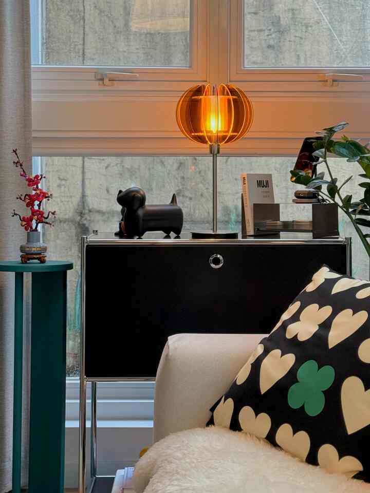 #広告
空間の雰囲気をアップグレードしたい場合は、ロンバスラップオーガナイザーを見てみてください。
今日、今日の家でよく見られる「鉄テリア」スタイル、メタル特有の切除されたオシャレのおかげで多くの人気を集めていますが、ロンバスラップオーガナイザーはその魅力をよく込めた製品です。どっしりとしたメタル素材と、ダメな直線デザインが調和し、どの空間に置いても感覚的なムードを完成してくれます。

私はこの製品をリビングルームの装飾の上にも置いて、キッチンのホームカフェにも置いてみましたが、インセンススティック、オブジェ、よく使う小型機器などをまとめておくと視覚的にもすっきりして、空間の中心をとってくれる存在感が感じられます。 

スチール素材ならではの重量感としっかりとした仕上がりのおかげで、インダストリアル、ミニマリストのインテリアどこにも自然に浸透します。単純な整理箱ではなく、それ自体で一つのオブジェになるという点が最大の魅力です。

そして今がこの製品を最もスマートに購入できる時期です。

5月12日(月)から5月25日(日)まで今日の家バイナリショップで行われる「バイナリウィーク」期間中、 
毎日新しいワンデー特価で人気のハイエンドブランド製品をリーズナブルな価格でお楽しみいただけます。 

ロンバスラップもバイナリウィークに参加しているので、カートに入れておいた方は、この機会を絶対にお見逃しなく！

#今日の家 #バイナリーショップ 
#バイナリーウィーク #インテリア
＃リビング＃家具＃照明 
#ホームデコ #キッチン用品
＃ファブリック＃小道具＃ロブバスラップ
#binaryweek #binaryshop
#rhombuslab
