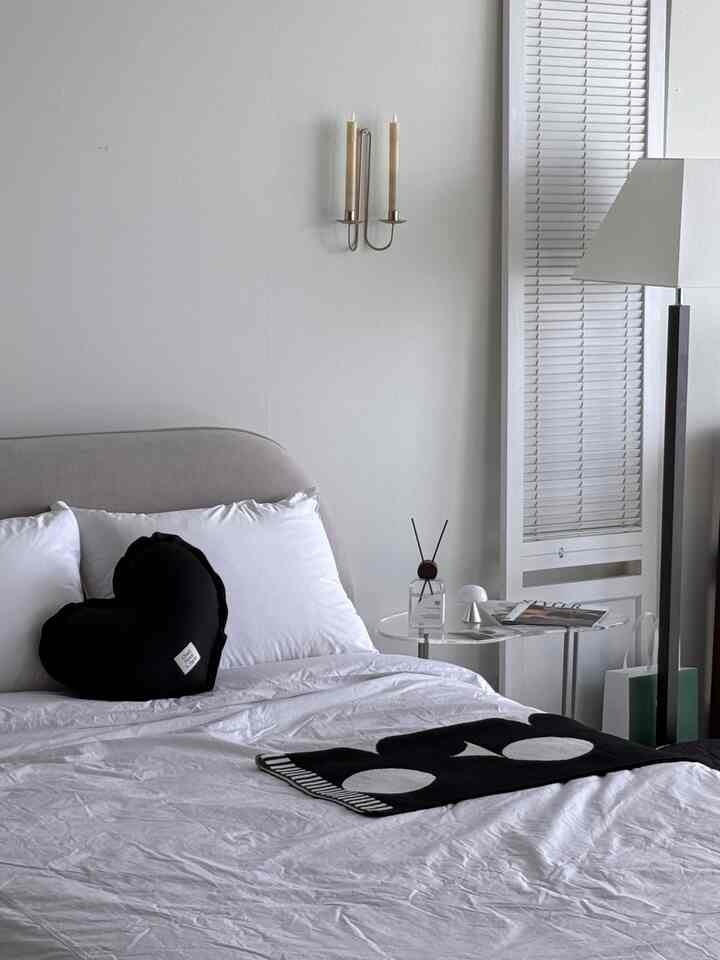 #향기가득향테리어

Kebenaran tentang wewangian🤍🖤
Aku tidak bisa menyerah pada anjing terrier beraroma🍃
Diffuser, sachet dan parfum
aku sangat mencintaimu,
Meskipun pikiranku berisik
Ketika Anda mencium aroma yang lembut
Ketenangan pikiran dan kenyamanan
Aku mengerti🖤🤍
Semoga semua orang menikmati akhir pekan dengan damai 
Kirimkan :)🫶🫶
.
.
.
#Followback dan mari berkomunikasi! 😉✨
#Pewangi interior #블랙화이트 #침실인테리어 #침실스타일링 #침실꾸미기 #감성소품 #인테리어소품 #홈스타일링 #소품스타일링 #호텔인테리어 #홈스튜디오 #프렌치감성