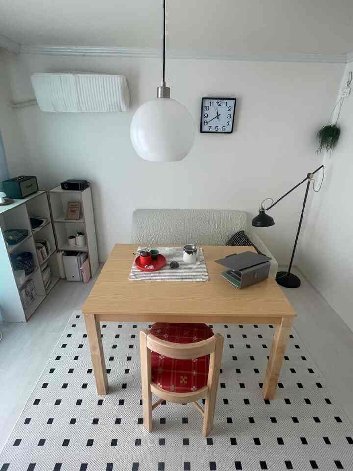 白い壁と天井、ナチュラルウッドのダイニングテーブルと椅子が配置されたシンプルな6畳ダイニングルーム