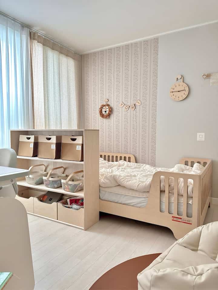 柔らかいナチュラルカラーの子供部屋、白樺材のベッドと収納棚が配置された印象的な空間